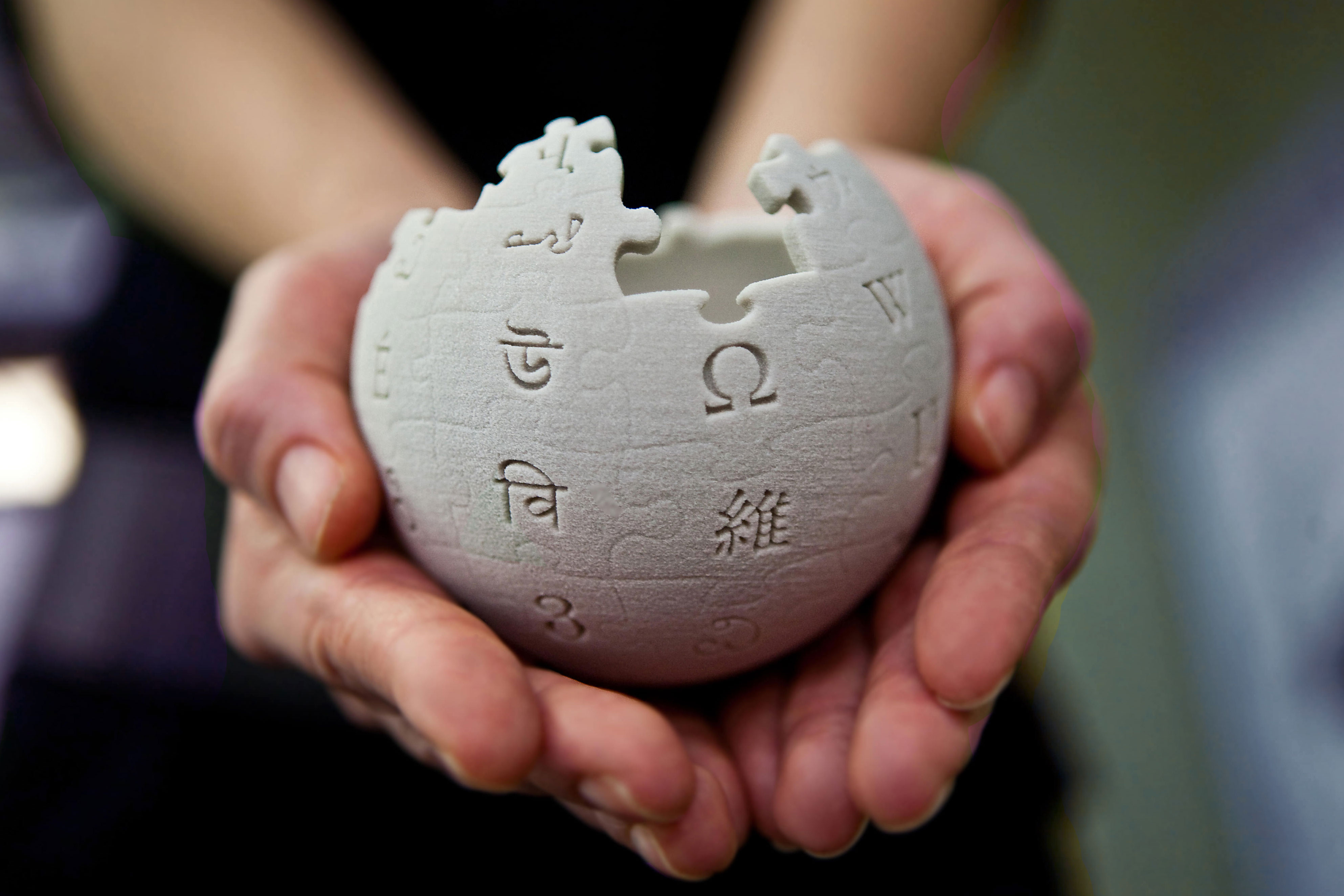 Wikipedia_mini_globe_handheld