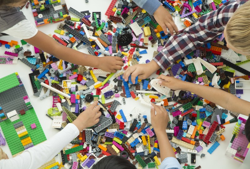 HighRes_LEGO Classic_bricks and hands